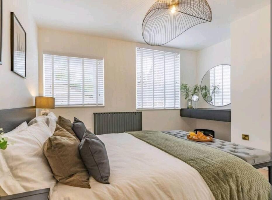 St Marg'S Hideaway; Grade II Listed Luxury Apartment In The Heart Of Cheltenham - Gateway To The Cotswolds! Sleeps 4 - Outdoor Seating And Free Private Parking! Esterno foto