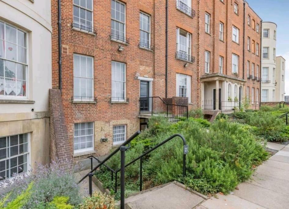 St Marg'S Hideaway; Grade II Listed Luxury Apartment In The Heart Of Cheltenham - Gateway To The Cotswolds! Sleeps 4 - Outdoor Seating And Free Private Parking! Esterno foto